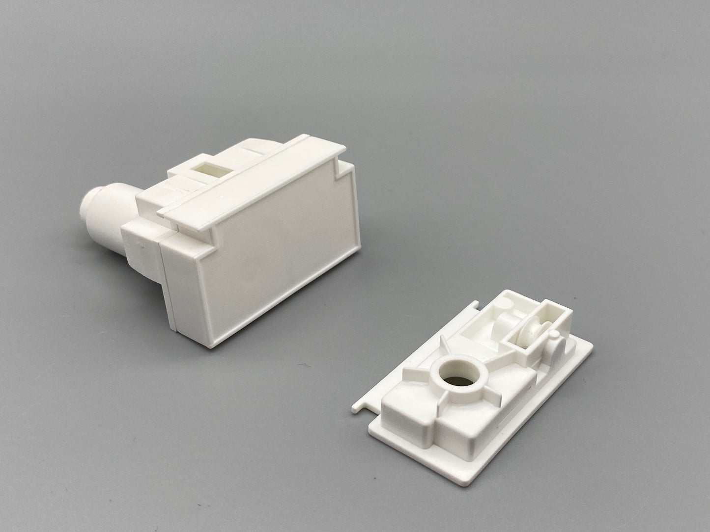 Vertical Slim 40mm Wide Headrail Sidewinder With End Cap - White