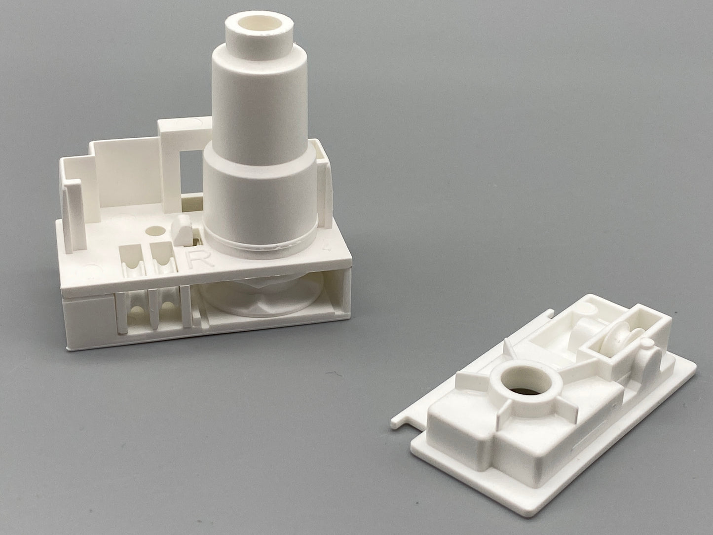 Vertical Slim 40mm Wide Headrail Sidewinder With End Cap - White