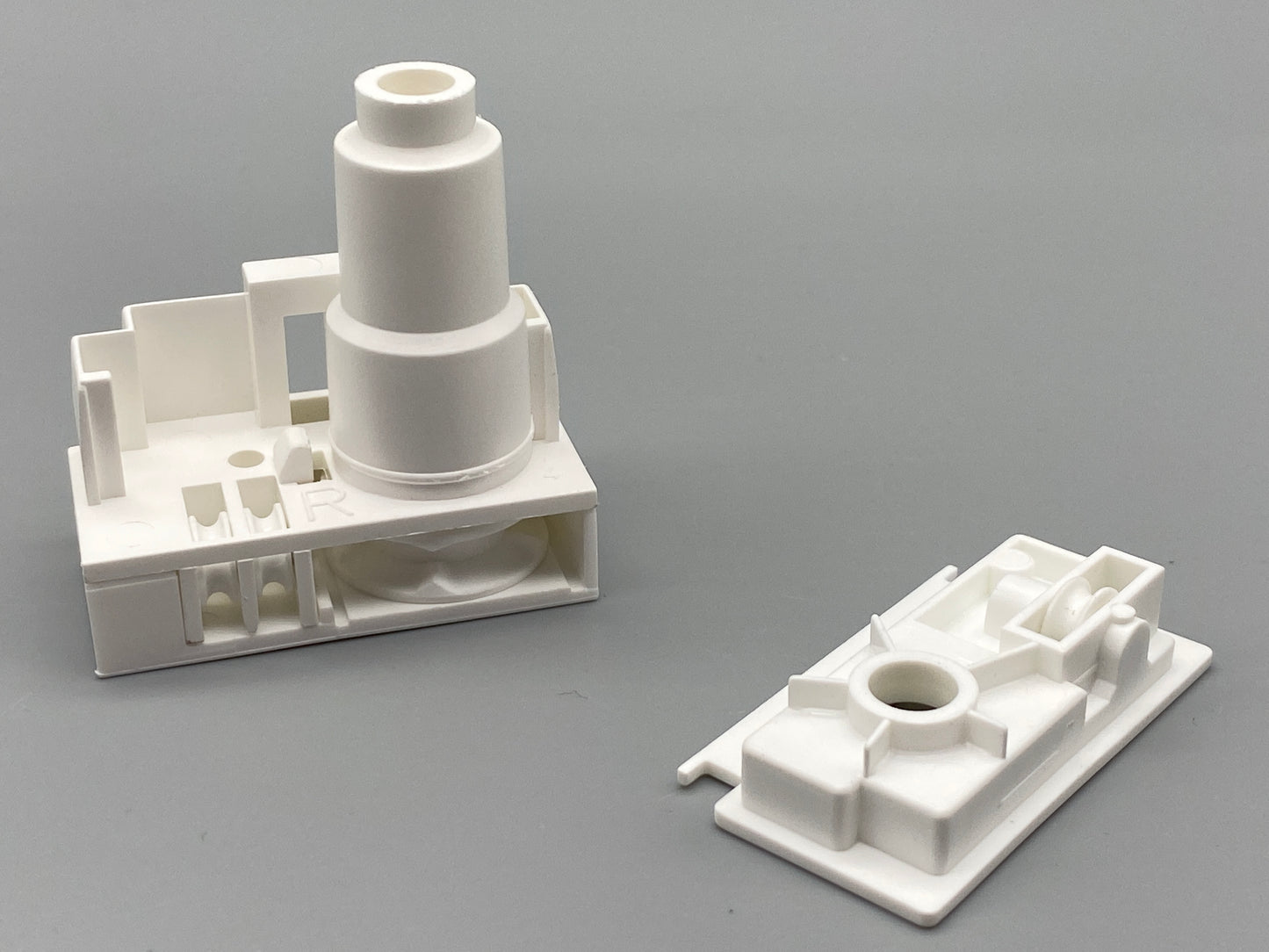 Vertical Slim 40mm Wide Headrail Sidewinder With End Cap - White