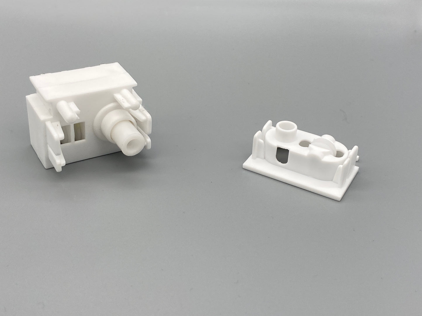 Vertical Classic Headrail Sidewinder With End Cap - White